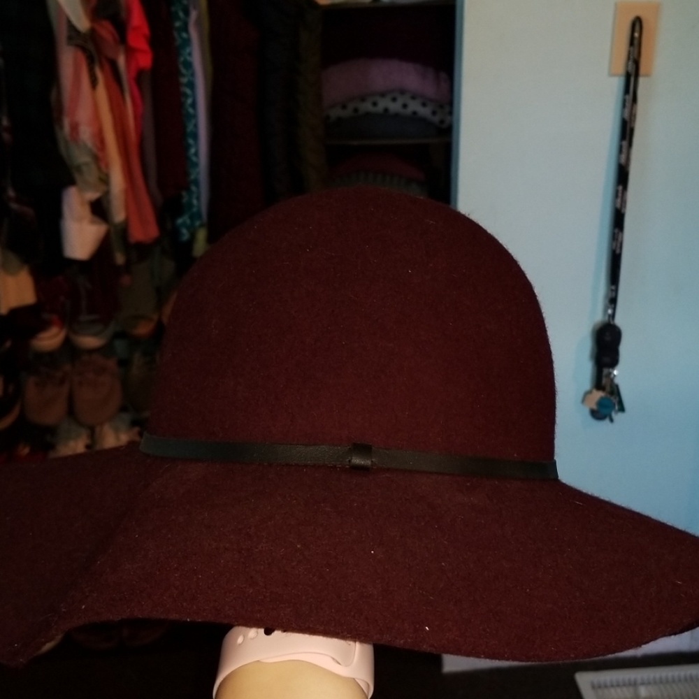 Women's maroon sun hat